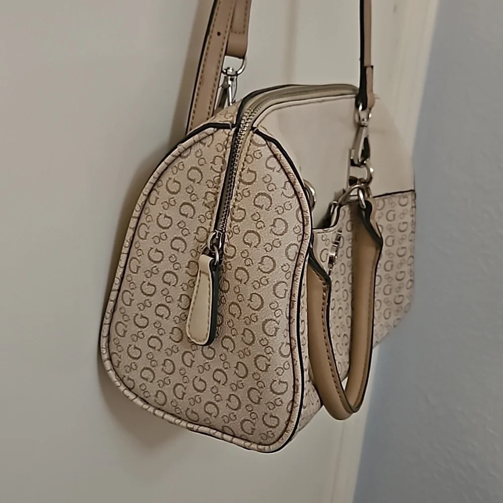 GUESS 1990s Cream Logo Doctor Crossbody Handbag